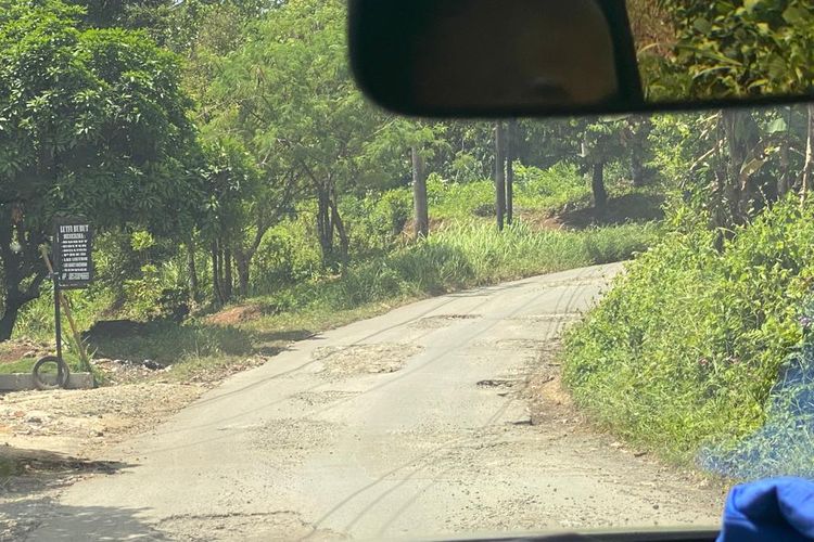 Jalan rusak di Pasirpanjang, Kecamatan Ciracap, Sukabumi.