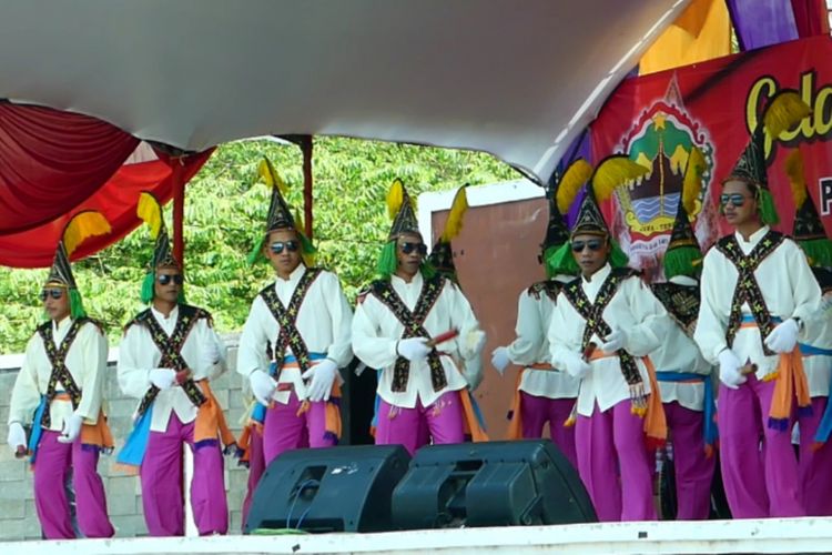 Kesenian Nadrak tampil dalam Gelar Merti Budaya Serasi di Alun-alun Bung Karno, Ungaran,   Kabupaten Semarang, Minggu (21/5/2017) siang. Kesenian asli dari Kabupaten Semarang yang hampir   punah ini menceritakan petuah dan ajaran sang Kiai kepada para santrinya agar tetap hidup sesuai tuntunan   agama.