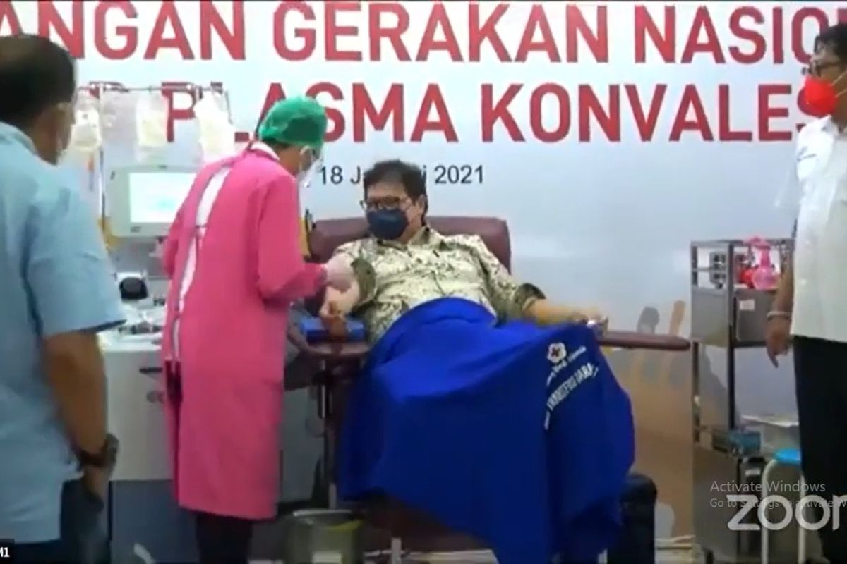 Tangkapan layar Menko Perekonomian Airlangga Hartarto saat melakukan donor plasma konvalesen di Markas PMI, Jakarta, Senin (18/1/2021).