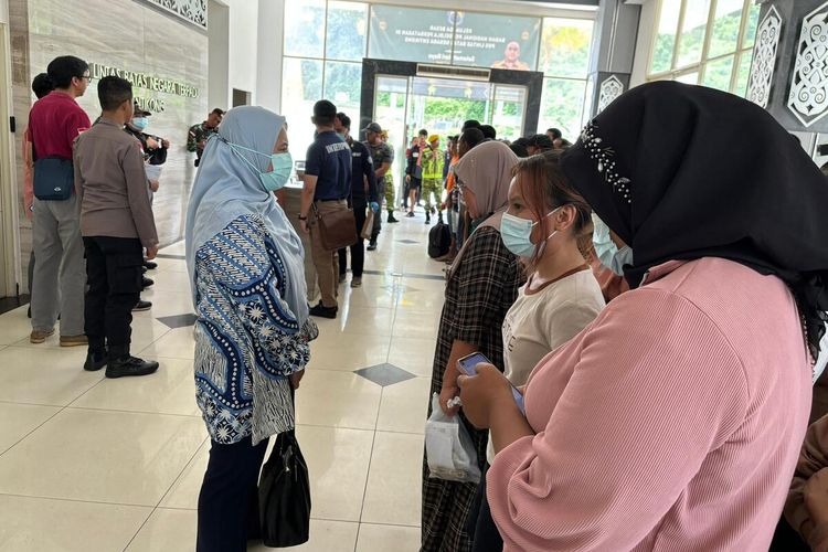 Pemerintah Malaysia mendeportasi sebanyak 82 orang Warga Negara Indonesia atau Pekerja Migran Indonesia bermasalah melalui Pos Lintas Batas Negara (PLBN) Entikong, Kabupaten Sanggau, Kalimantan Barat (Kalbar), Sabtu (20/4/2024).