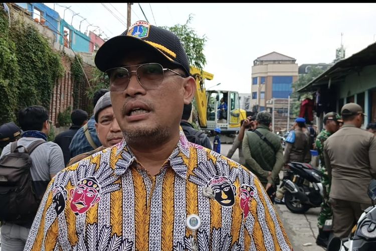Camat Tambora, Holi Susanto saat memberikan keterangan kepada wartawan di Gang Royal, Pekojan, Tambora, Jakarta Barat, Kamis (16/10/2025)