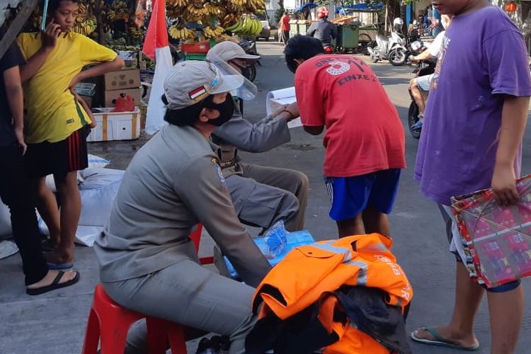 Sejumlah warga masih kedapatan tidak menggunakan masker pada masa pembatasan sosial berskala besar (PSBB) di Jalan Pademangan Raya, Pademangan Timur, Jakarta Utara pada Senin (27/7/2020).