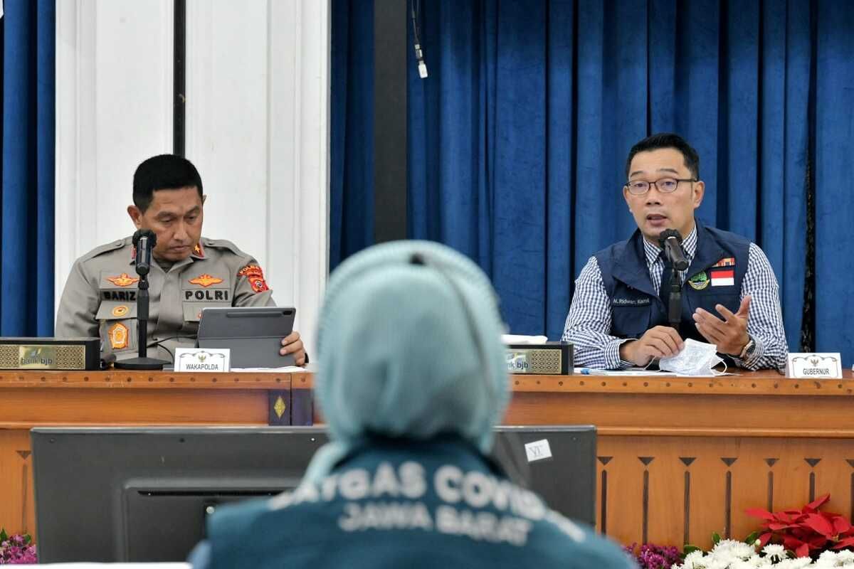 Gubernur Jawa Barat Ridwan Kamil bersama Wakapolda Jabar Brigjen Pol Bariza Sulfi saat menghadiri Rapat Komite Kebijakan Penanganan Covid 19 dan Pemulihan Ekonomi Daerah Prov Jabar Terkait Persiapan Mudik, di Gedung Sate, Kota Bandung, Jawa Barat, Selasa (19/4/2022).