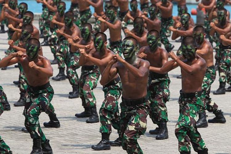 Geladi bersih HUT Ke-70 Tentara Nasional Indonesia di Dermaga Indah Kiat, Cilegon, Banten, Sabtu (3/10/2015).