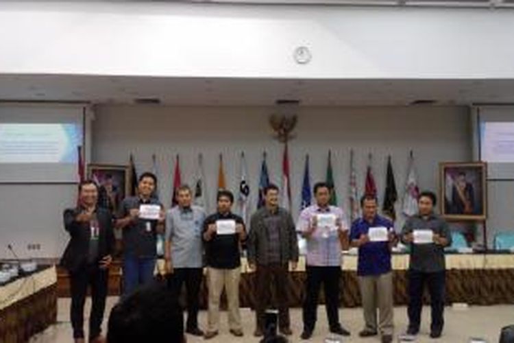 Komisioner Komisi Pemilihan Umum (KPU) Sigit Pamungkas (kiri) dan Ferry Kurnia Rizkiyansyah (keempat dari kanan) bersama pihak televisi nasional yang akan menyiarkan debat calon presiden dan wakil presiden.