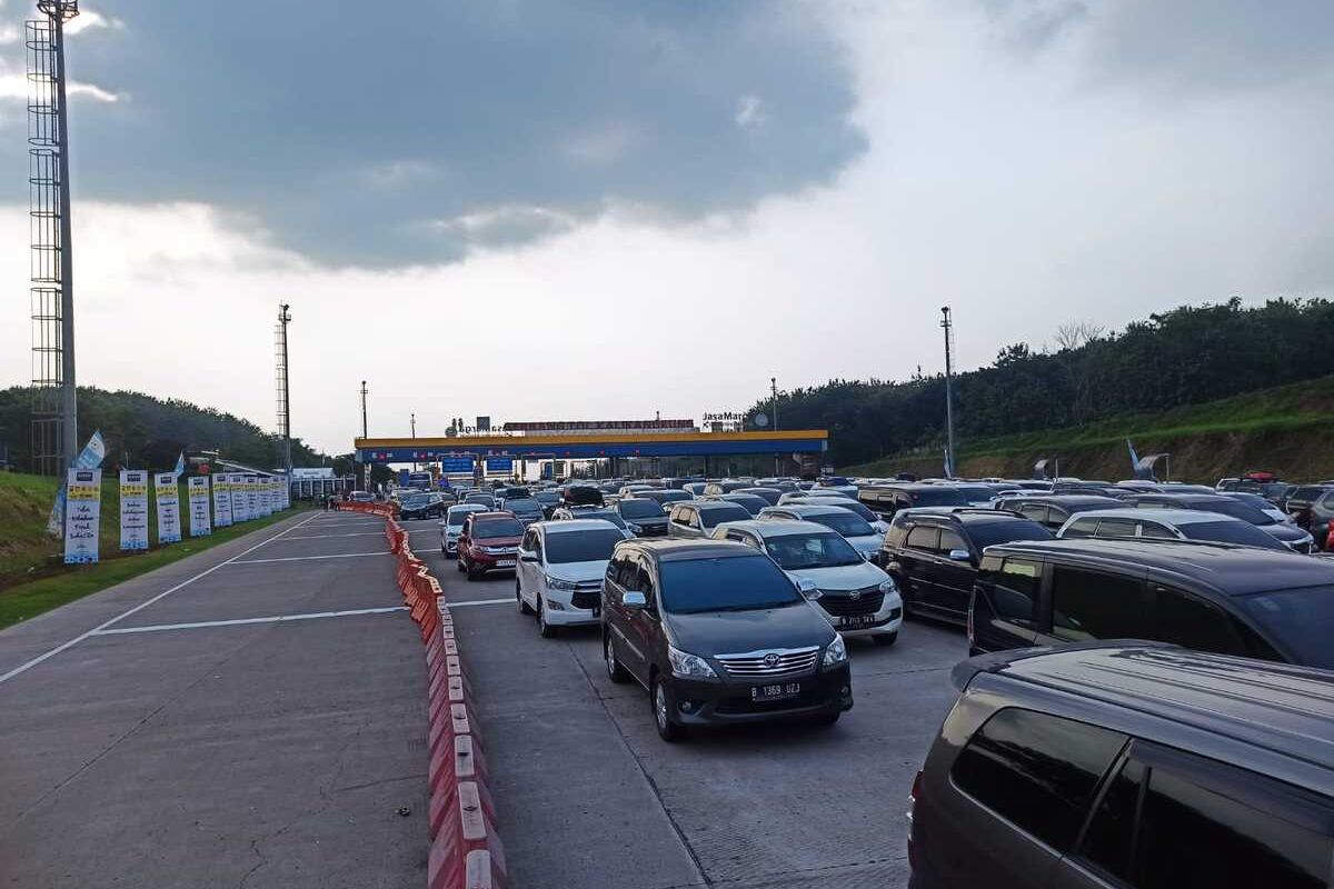 Jalan Tol Kalikangkung Semarang mulai padat