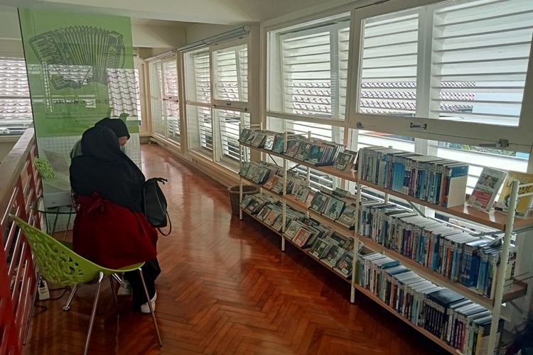 Pengunjung di Perpustakaan Goethe Institute Jakarta.