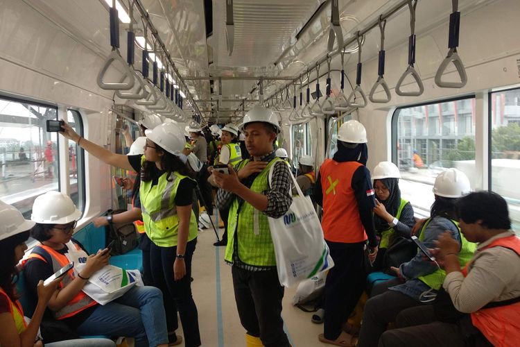Wartawan Balai Kota DKI Jakarta mencoba naik moda raya terpadu (MRT) dari Bundaran HI ke Lebak Bulus.