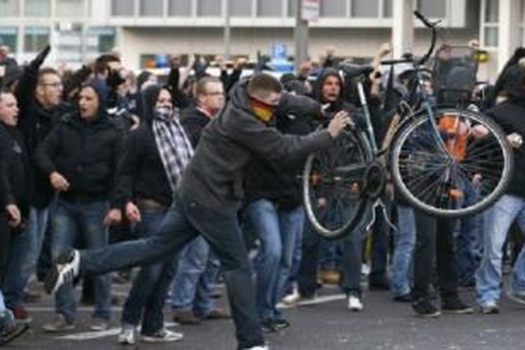 Para demonstran anti-Islam melakukan unjuk rasa di Cologne, Oktober lalu. Warga Jerman yang mendukung para migran melakukan demonstrasi tandingan untuk menentang aksi demonstrasi anti-Islam.