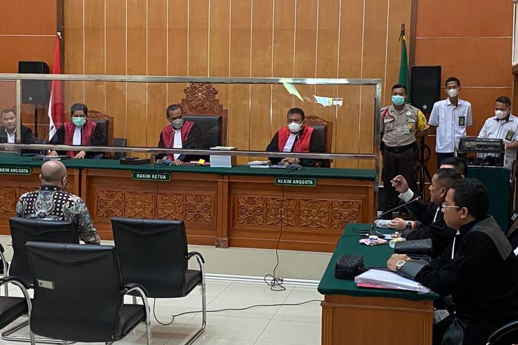 Penasehat hukum terdakwa kasus pengedaran narkoba, Irjen Pol Teddy Minahasa yakni Hotman Paris Hutapea dalam sidang tanggapan eksepsi Jaksa Penuntut Umum di Pengadilan Negeri Jakarta Barat, Senin (6/2/2023). 