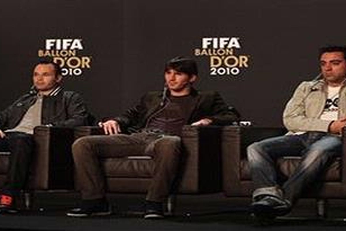 Trio pemain Barcelona, Andres Iniesta, Lionel Messi, dan Xavi Hernandez, tampak tegang duduk berjajar di Kongreshauss, Zurich, Swiss, menunggu pengumuman siapa peraih Ballon dOr.