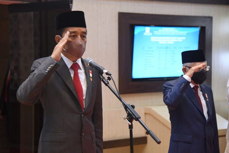 Presiden Joko Widodo memimpin apel kehormatan dan renungan suci di Taman Makam Pahlawan (TMP) Nasional Utama, Kalibata, Jakarta, Rabu (17/8/2022) dini hari. 