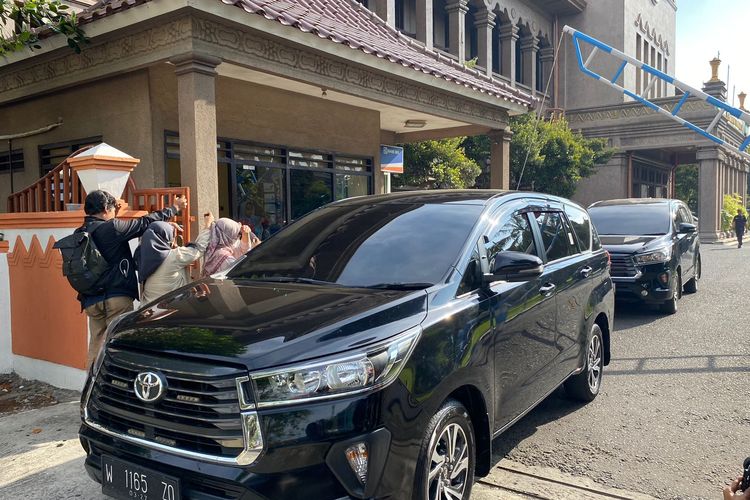 Mobil KPK saat keluar dari kantor PTPN XI di Surabaya