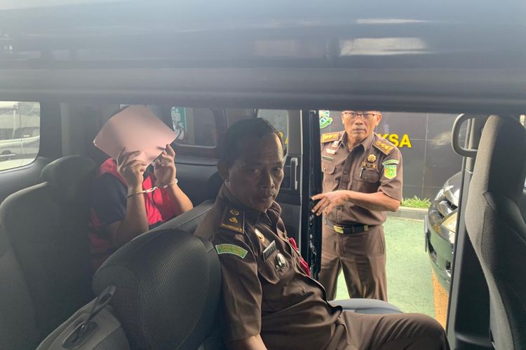 DITAHAN--MADIUN, KOMPAS.com,-Jaksa penuntut umum Kejari Kota Madiun menahan seorang pengusaha bahan kue asal Kota Madiun berinisial RS (45), Kamis (13/6/2024). Pengusaha asal Kota Madiun itu ditahan setelah Penyidik Pegawai Negeri Sipil Kantor Wilayah DJP Jawa Timur II menyerahkan tersangka RS dan barang bukti dalam kasus pidana perpajakan. 