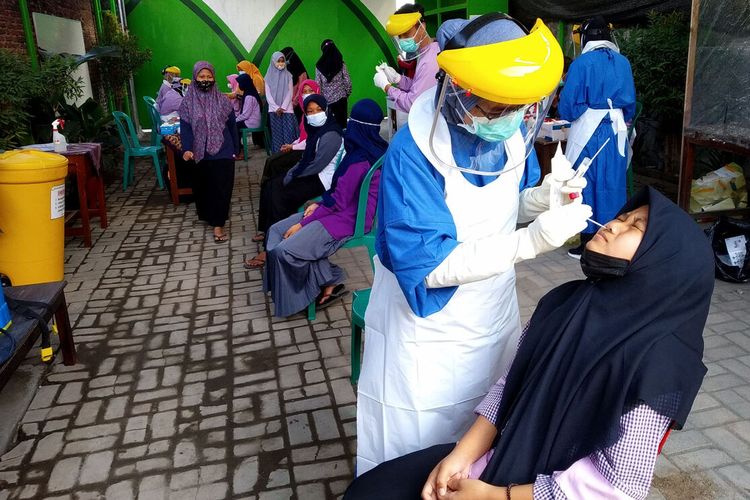 Santriwati dan pengasuh Ponpes Nurul Ulum, Kota Blitar menjalani pengambilan spesimen swab untuk tes Covid-19, Selasa (10/8/2021) dan hasilnya ada 94 orang yang terkonfirmasi positif Covid-19