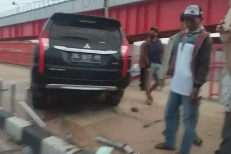 Mobil Pajero Sport yang mengalami kecelakaan usai menabrak dua pengendara sepeda motor di Jembatan Ampera, Palembang, Sumatera Selatan, Selasa (1/12/2020).