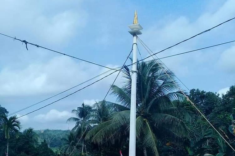 Tugu Monas replika berdiri di simpang tiga Jalan Karisma, Dewa Guru dan Sadewa  Desa Suka Maju Kecamatan Tenggarong Seberang Kabupaten Kutai Kartanegara, Kalimantan Timur, Senin (3/9/2019).