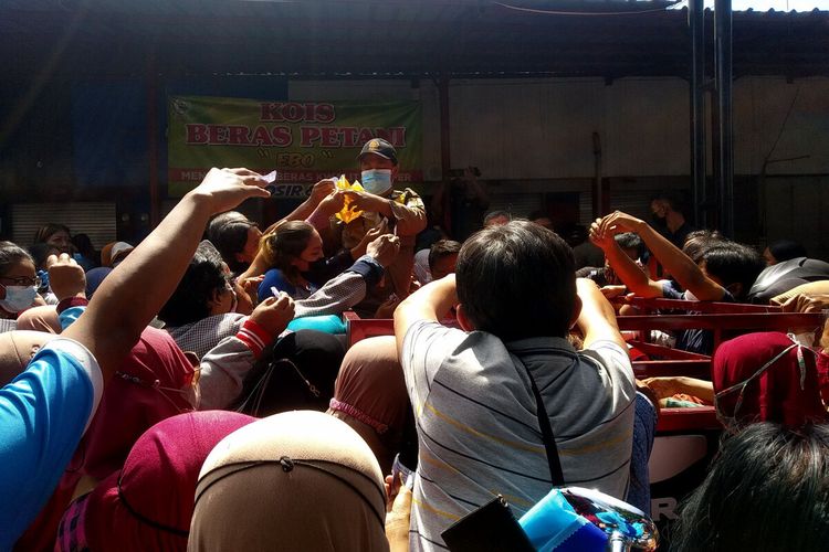 Ratusan warga berjubel berebut menukarkan kupon pembelian minyak goreng selama operasi pasar di Pasar Pon, Kota Blitar, Rabu (23/2/2022)