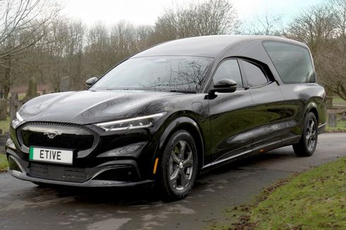 Setelah Tesla, Giliran Ford Mustang Mach-E Jadi Mobil Jenazah