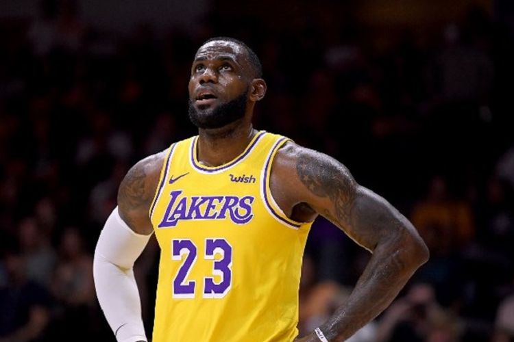 LeBron James mengenakan nomor kostum 23 di LA Lakers pada laga pramusim versus Denver Nuggets, 30 September 2018. 