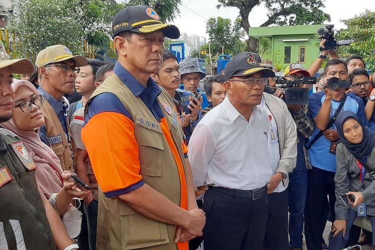 Kepala BNPB Doni Monardo dan Menko PMK Muhadjir Effendy saat meninjau Pintu Air Manggarai, Jakarta Selatan, Kamis (2/1/2019).