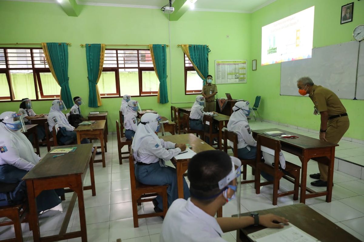 Gubernur Jawa Tengah (Jateng) Ganjar Pranowo saat menghadiri pelaksanaan uji coba pembelajaran tatap muka (PTM) di dua sekolah, yakni SMA 4 Kota Semarang dan SMA 1 Ungaran, Kabupaten Semarang, Senin (5/4/2021).