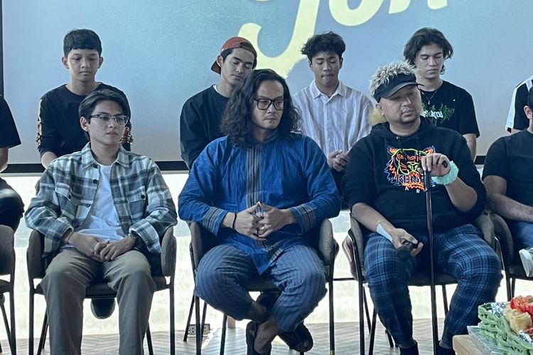 Rey Bong, Dwi Sasono dan sutradara Anggy Umbara dalam jumpa pers Film Jin & Jun di kawasan Setiabudi, Kuningan, Jakarta Selatan, Jumat (19/8/2022).
