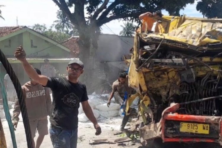 Kondisi truk yang terlibat kecelakaan di Cianjur, Jawa Barat, Minggu (14/8/2022).