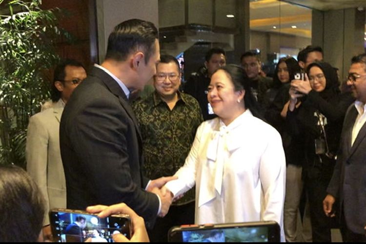 Ketua DPP PDI-P Puan Maharani memberi selamat ulang tahun untuk Ketua Umum Partai Demokrat Agus Harimurti Yudhoyono (AHY). Keduanya bertemu di Djakarta Theater, Menteng, Jakarta, Kamis (10/8/2023). 