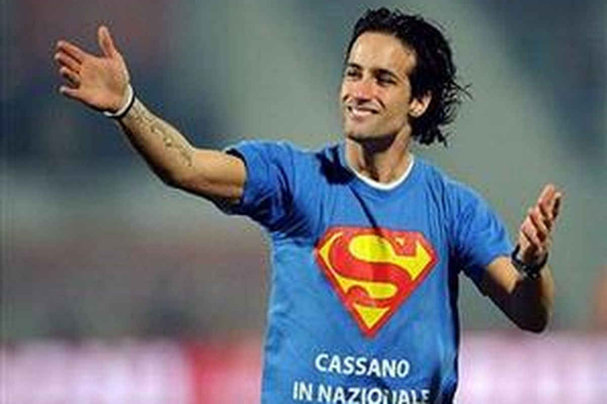 Seorang pendukung Antonio Cassano yang masuk lapangan saat Italia melawan Belanda.