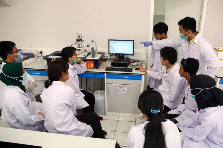 Kegiatan Praktikum Mahasiswa di Laboratorium Universitas Pertamina Tahun 2019.