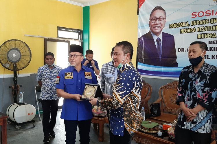 Wakil Ketua MPR Zulkifli Hasan (Baju Biru) Saat Kunjungan ke Gunungkidul Senin (16/11/2020)