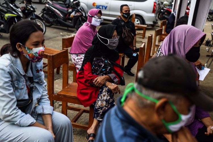 Warga saat menunggu giliran untuk diambil sampel lendir saat tes usap di Pasar Bendungan Hilir, Jakarta Pusat, Selasa (16/6/2020). Pemerintah Kota Jakarta Pusat melalui Kecamatan Tanah Abang melakukan rapid dan swab test COVID-19 yang diperuntukkan bagi para pedagang dan warga di sekitar pasar tersebut.