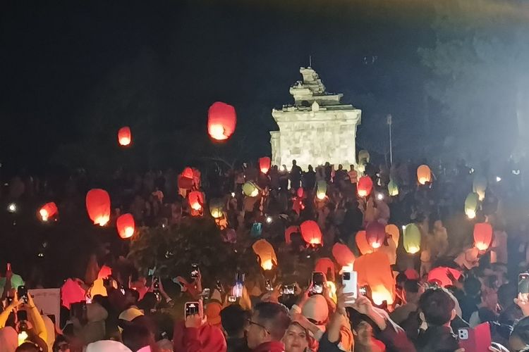 Serunya Menerbangkan Lampion di Tengah Hawa Dingin Pegunungan Gedongsongo