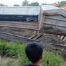 Video Viral Kereta Api Barang Bawa 22 Rangkaian Anjlok di Sumsel, Apa Penyebabnya?