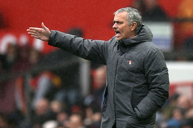 Manajer Manchester United, Jose Mourinho, ketika memimpin pasukannya melawan Tottenham Hotspur dalam pertandingan Premier League di Old Trafford, Manchester, Sabtu (28/10/2017).