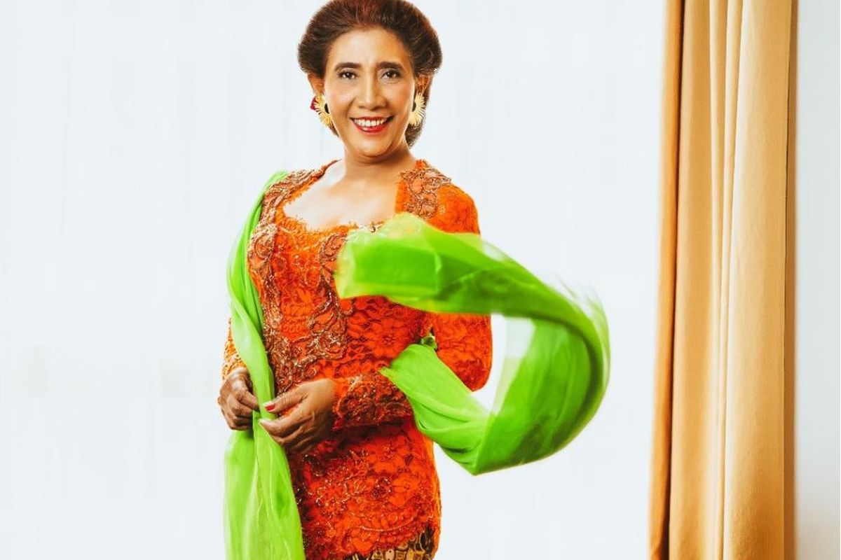 Susi Pudjiastuti mengenakan kebaya karya Desainer Anne Avantie ketika menerima tanda kehormatan Bintang Mahaputera dari Presiden Joko Widodo, Rabu (11/11/2020).