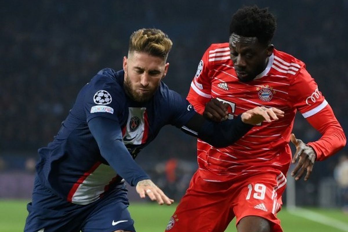 Bek sayap kiri Bayern Muenchen Alphonso Davies (kanan) berduel dengan pemain Paris Saint-Germain Sergio Ramos pada laga leg pertama babak 16 besar Liga Champions 2022-2023 di Stadion Parc des Princes, Paris, Perancis, Rabu (15/2/2023) dini hari WIB. Laga PSG vs Bayern berakhir dengan skor 0-1. Alphonso Davies menyumbang satu assist.