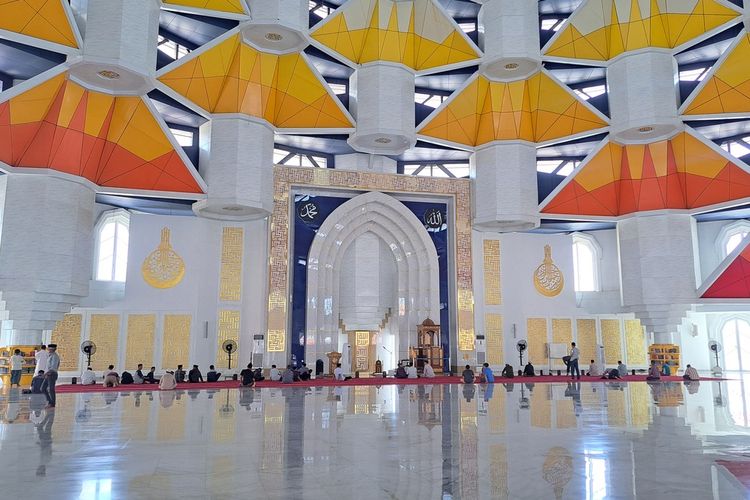 Masjid 99 Kubah Asmaul Husna Makassar, Sulsel yang terletak di Kawasan Center Point of Indonesia (CPI)