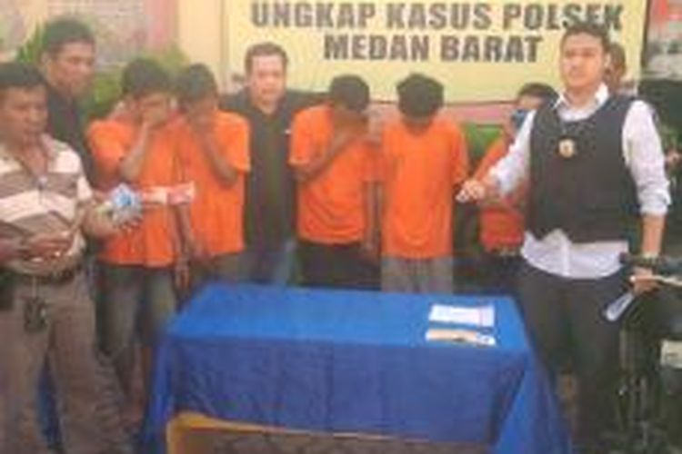 Kanit Reskrim Polsekta Medan Barat Iptu Oscar Setjo memperlihatkan dua pelaku begal, tiga orang penadah dan barang bukti lainnya.