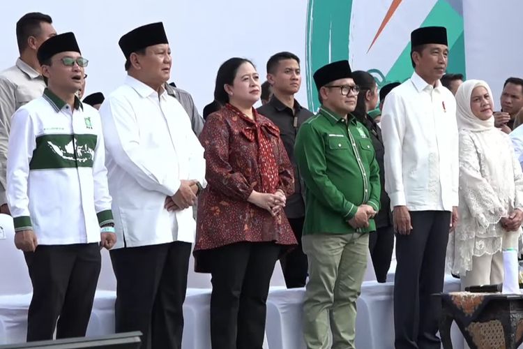Presiden Joko Widodo menghadiri acara peringatan Hari Lahir ke-25 Partai Kebangkitan Bangsa di Stadion Manahan, Solo, Minggu (23/7/2023). Tampak hadir pula mendampingi Jokowi, Ibu Iriana Jokowi, Ketua Umum PKB Muhaimin Iskandar, Ketua DPR Puan Maharani, Ketua Umum Partai Gerindra Prabowo Subianto, dan Sekretaris Jenderal PKB Hasanuddin Wahid.