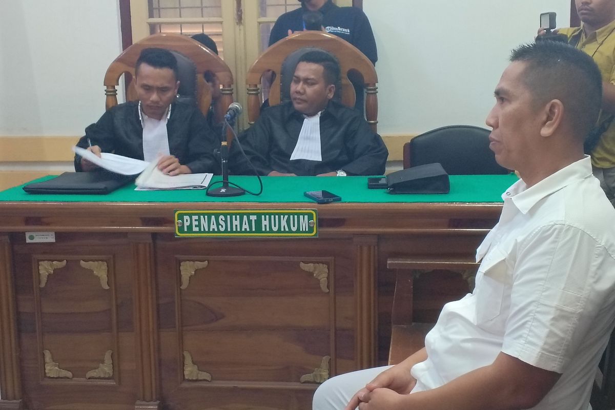 AKBP Achiruddin saat mendengarkan vonis hakim dalam kasus penimbunan solar ilegal Senin (30/10/2023)