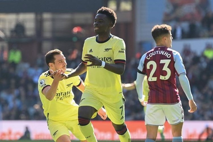 Winger Arsenal Bukayo Saka (tengah) merayakan golnya ke gawang Aston Villa pada laga pekan ke-30 Liga Inggris 2021-2022.