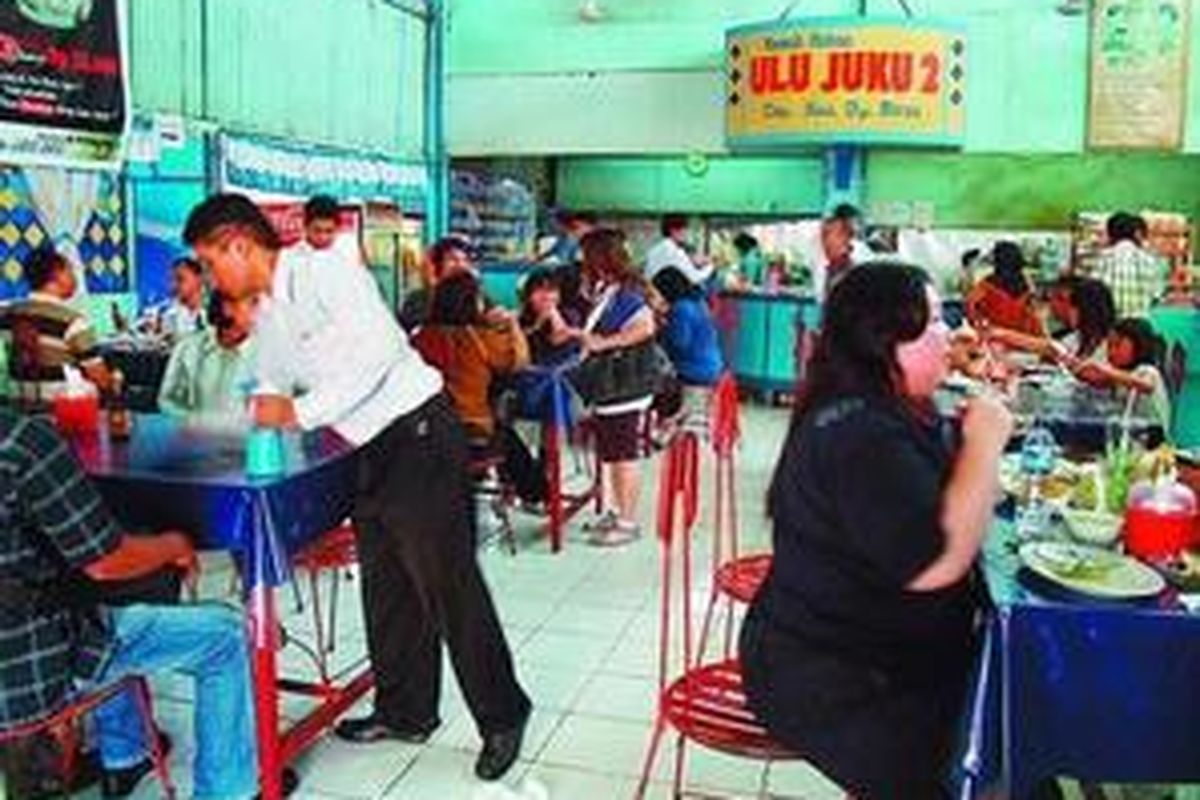 Suasana RM Ulu Juku 2 di Jalan AP Pettarani, Makassar, Sulsel, saat waktu makan siang hari Minggu (2/8).