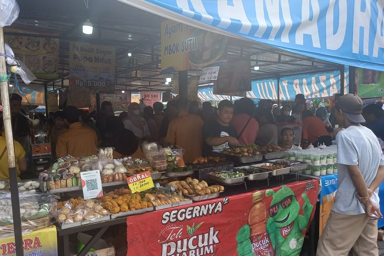 aneka kue pasar di bazaar takjil ramadhan 