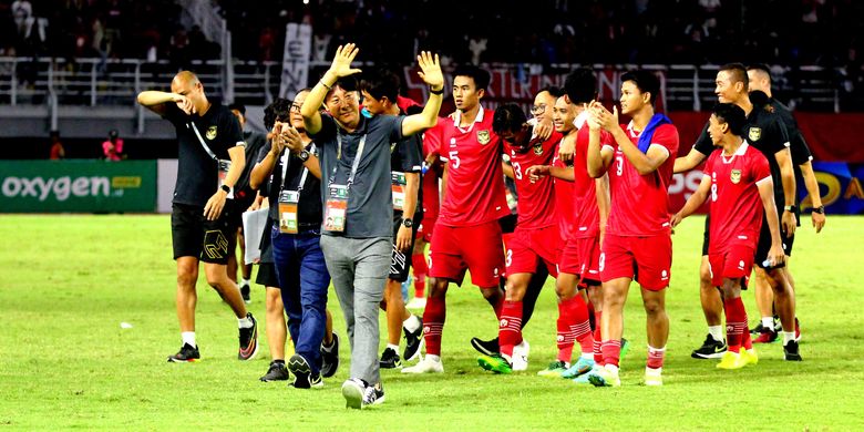 Pelatih Timnas Indonesia Shin Tae-yong menyapa suporter seusai pertandingan Kualifikasi Piala Asia U20 2023 melawan Vietnam yang berakhir dengan skor 3-2 di Stadion Gelora Bung Tomo Surabaya, Minggu (18/9/2022) malam.