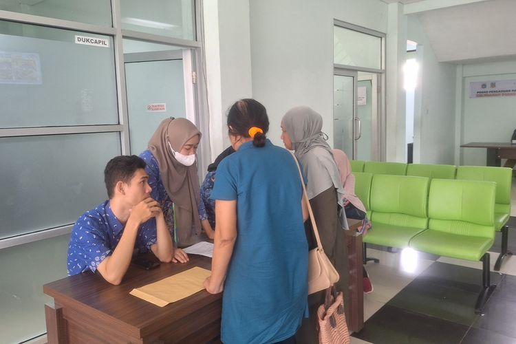 Posko pengaduan penonaktifan NIK di Kelurahan Pasar Manggis, Jakarta Selatan. Kamis (25/4/2024).
