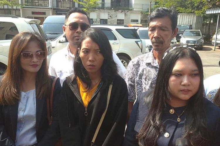 Ayah Vina, Wasnadi Otong didampingi anaknya Marliyana berserta kuasa hukum datangi Mapolda Jawa Barat penuhi panggilan, Rabu (5/6/2024).