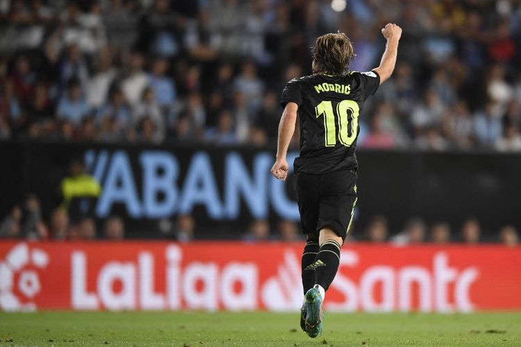 Gelandang Real Madrid Luka Modric merayakan golnya ke gawang Celta Vigo pada laga pekan kedua Liga Spanyol 2022-2023 di Stadion Balaidos, Minggu (21/8/2022) dini hari WIB. Real Madrid menang 4-1 dalam pertandingan tersebut. 