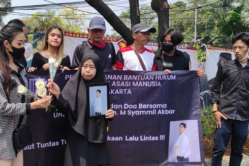 Menjelang 40 Hari Kematian Korban Tabrakan Anak Petinggi Polri, Keluarga Tabur Bunga di TKP